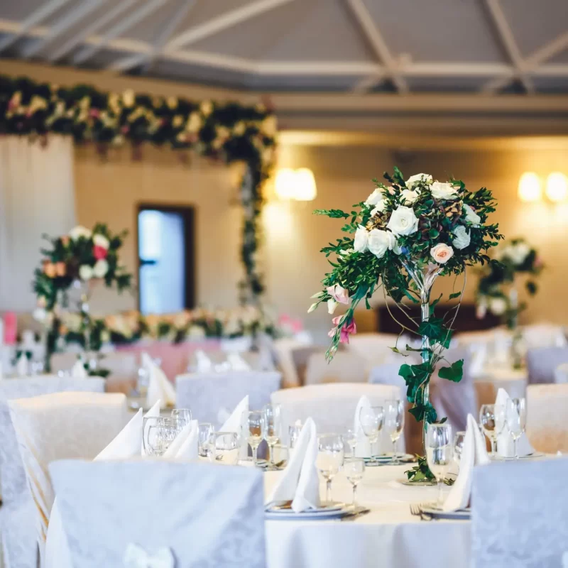 bunch-flowers-leaves-table